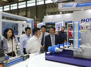 京城機電黨委書記、董事長阮忠奎一行蒞臨華德液壓展位參觀調(diào)研